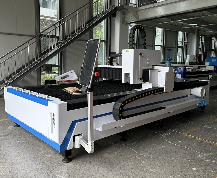 One table fiber laser cutter (11) Un cortador de láser de fibra de mesa (11)