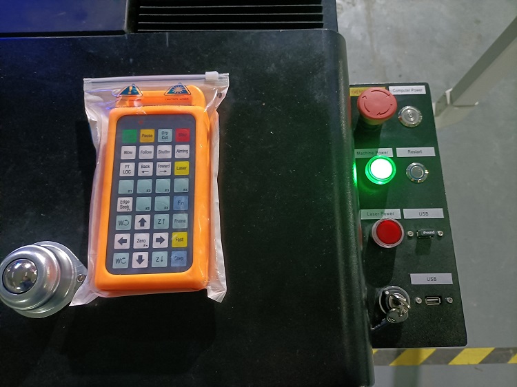 One table fiber laser (26) Un láser de fibra de mesa (26)