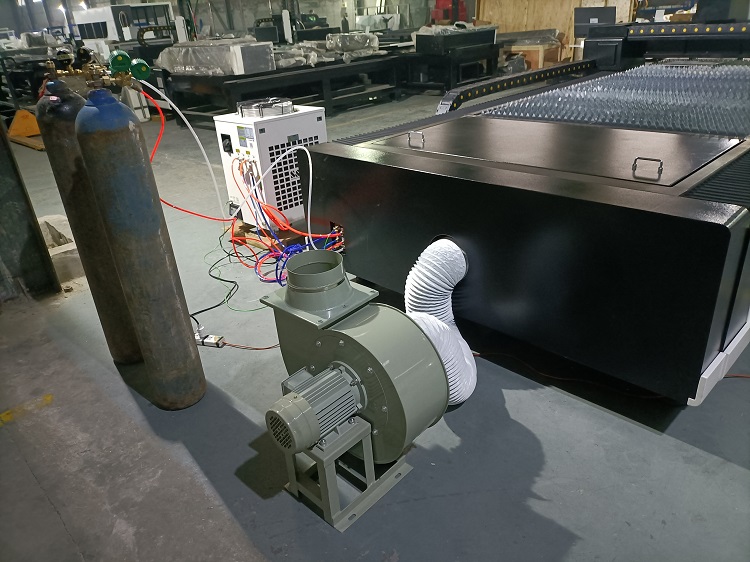 One table fiber laser (14) Un láser de fibra de mesa (14)