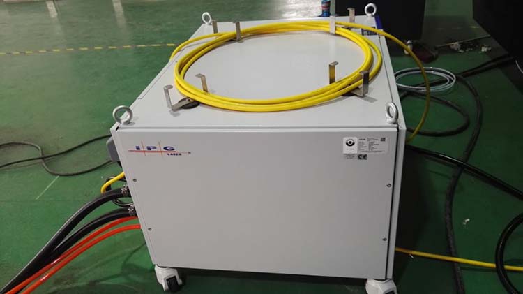 Fiber Laser Source (71) Fuente de láser de fibra (71)