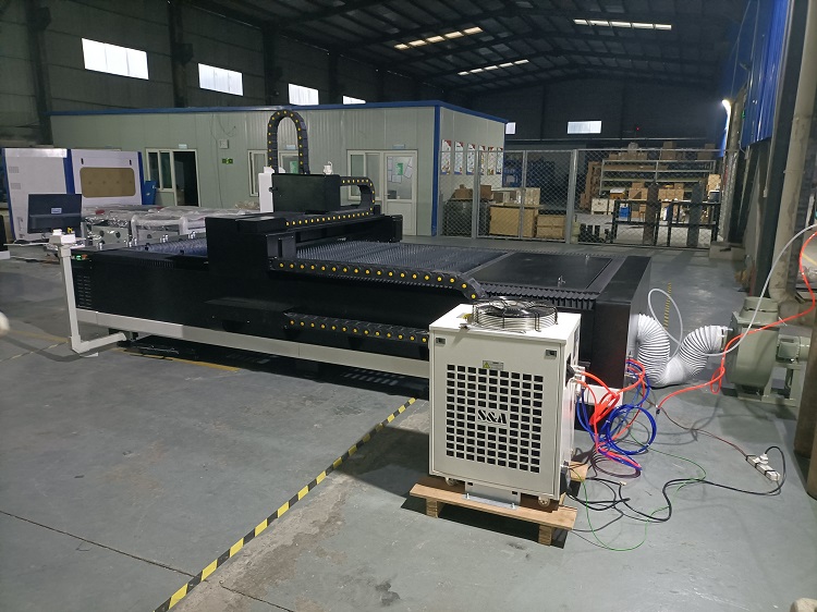 One table fiber laser (21) Un láser de fibra de mesa (21)