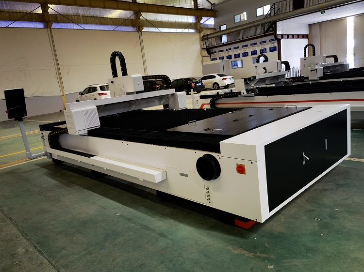 One table fiber laser (8) Un láser de fibra de mesa (8)