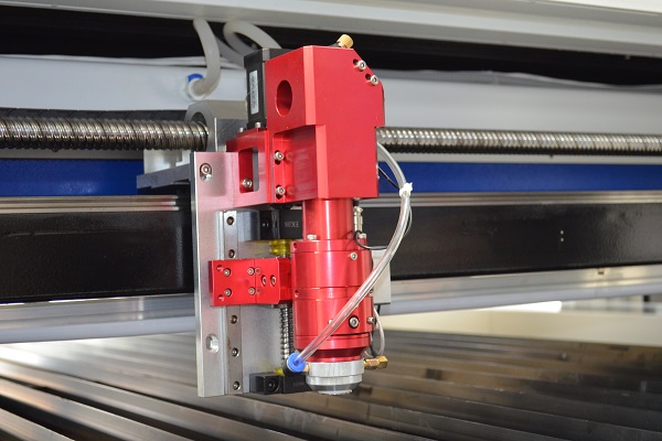 M&aacute;quina de corte l&aacute;ser de metal no metal