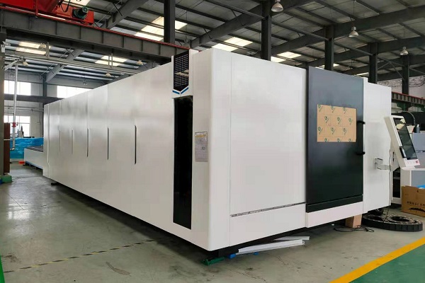 máquina de cortar láser de fibra completamente cerrada